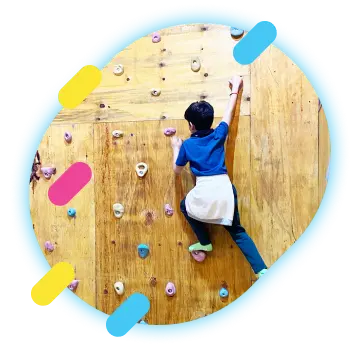 Una de las atracciones de alta energía Niño escalando un muro de baja altura
